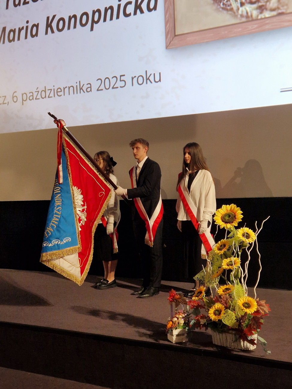 Zdjęcie Ślubowanie kl 1 2025 (27)c702a6e2-7d23-412f-9239-936559c20be6.jpg w galerii Ślubowanie klas pierwszych (6.10.2025)